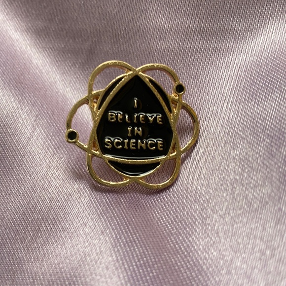 “I Believe In Science” Pin - Atom Orbiting Electrons Design - Picture 4 of 4